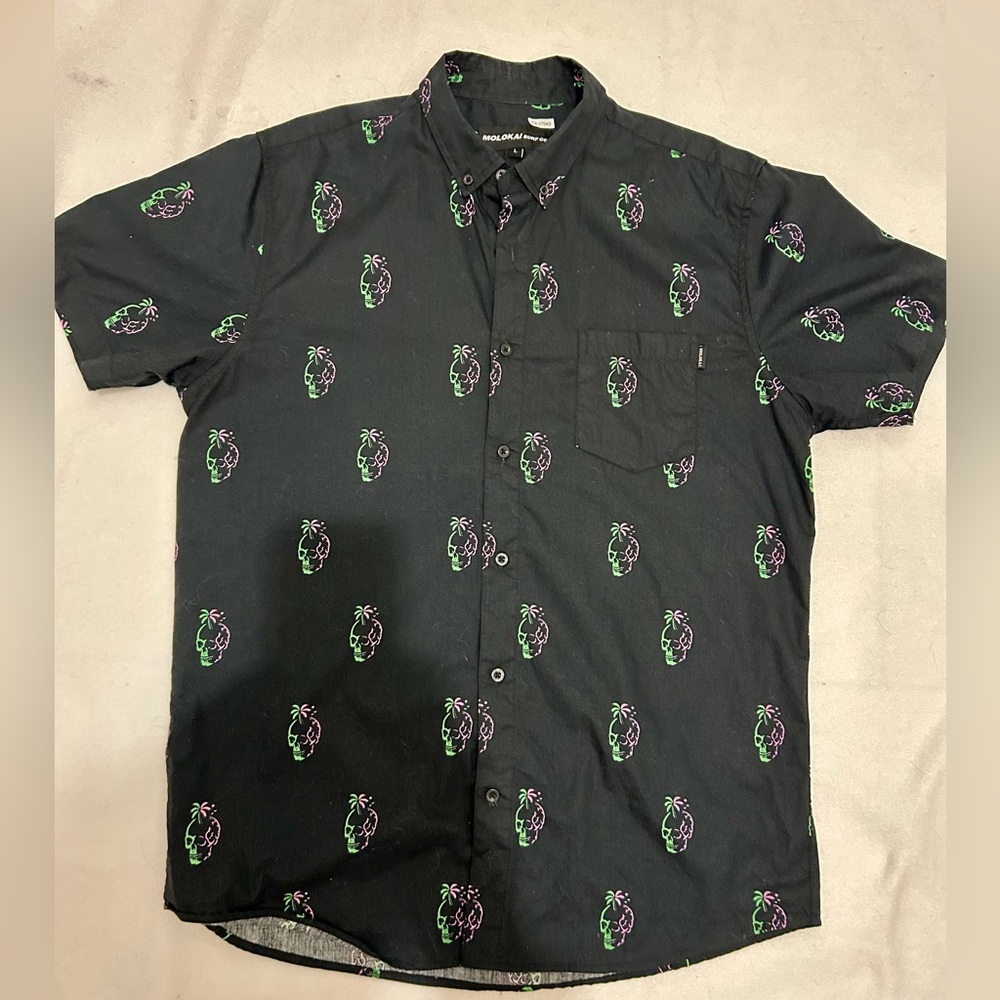 Molokai Surf Co Skull Print Short Sleeve Button-Up Shirt | Size L